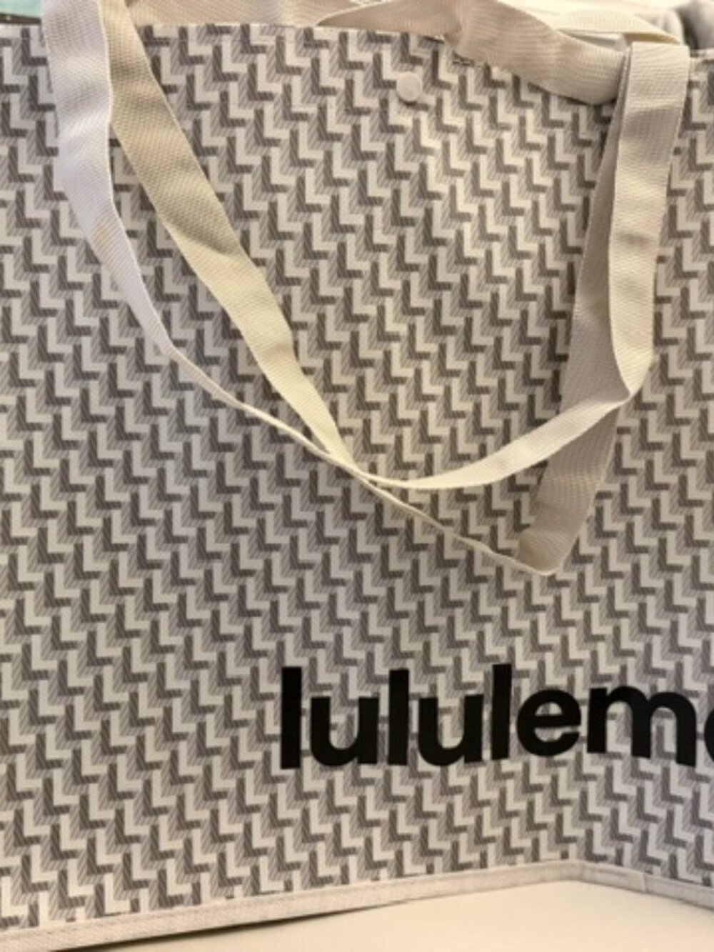 1 Lululemon Jumbo reusable tote bag is a stylish and eco-friendly